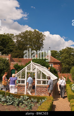 I visitatori in walled giardini vegetali a Redisham Hall giardini aperti in Redisham , Suffolk , Inghilterra , Gran Bretagna , Regno Unito Foto Stock