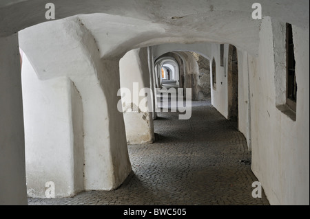 Porticato coperto marciapiede marciapiede lungo la Laubengasse a Glorenza / Glorenza, Dolomiti, Italia Foto Stock