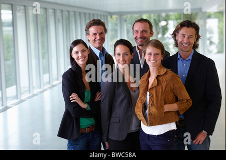 Il team di Business sorridente in ufficio vuoto Foto Stock