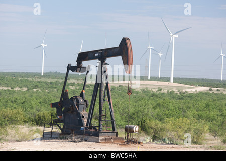 Pumpjack in un campo petrolifero adiacente ad una fattoria eolica di high-tech wind-turbine alimentate nella Panhandle regione del Texas Foto Stock