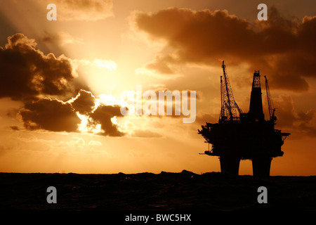 Silhouette del bravo Statfjord piattaforma di produzione nel Mare del Nord norvegese, Settembre 2007 Foto Stock