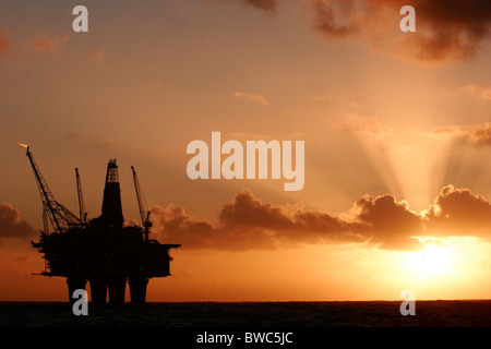 Silhouette del bravo Statfjord piattaforma di produzione nel Mare del Nord norvegese, Settembre 2007 Foto Stock