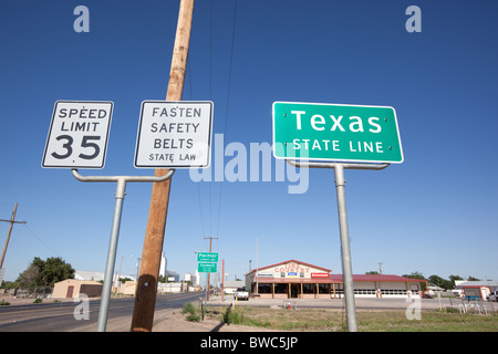 Cartello stradale che mostra la linea di stato tra Farewell, Texas e Texico, Nuovo Messico Foto Stock