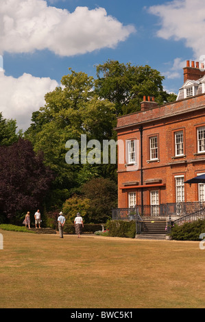 Visitatori presso la Sala Redisham giardini aperti in Redisham , Suffolk , Inghilterra , Gran Bretagna , Regno Unito Foto Stock