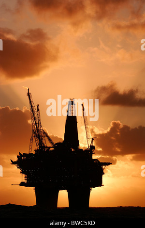 Silhouette del bravo Statfjord piattaforma di produzione nel Mare del Nord norvegese, Settembre 2007 Foto Stock