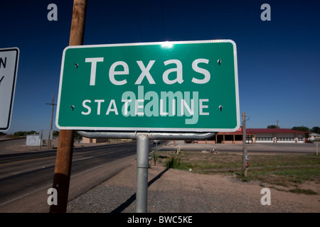 Cartello stradale che mostra la linea di stato tra Farewell, Texas e Texico, Nuovo Messico Foto Stock