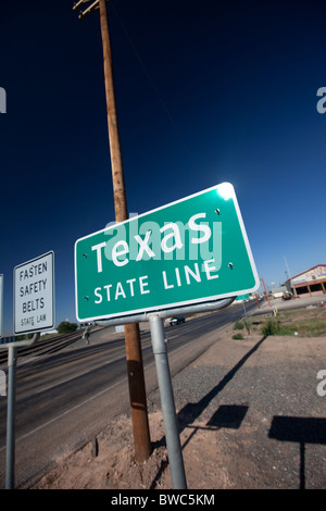 Cartello stradale che mostra la linea di stato tra Farewell, Texas e Texico, Nuovo Messico Foto Stock