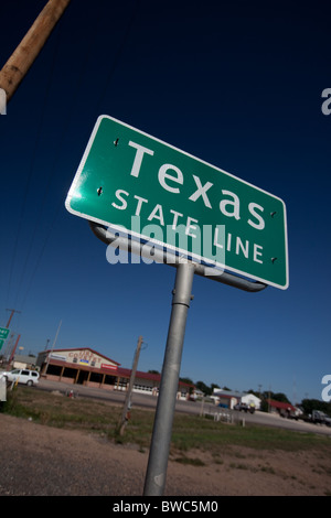 Cartello stradale che mostra la linea di stato tra Farewell, Texas e Texico, Nuovo Messico Foto Stock