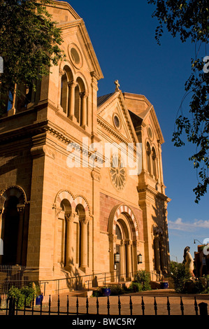 Vista esterna di San Francesco di Assisi chiesa in Town Square Plaza in Santa Fe NM USA Foto Stock