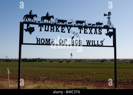 Scultura di metallo cartello sulla strada fuori della Turchia, Texas, il luogo di nascita della leggenda della musica Bob Wills, 'Il Re del Western Swing' Foto Stock