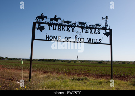 Scultura di metallo cartello sulla strada fuori della Turchia, Texas, il luogo di nascita della leggenda della musica Bob Wills, 'Il Re del Western Swing' Foto Stock