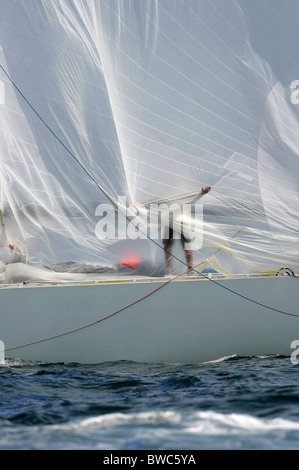 La vela di lavori su United Internet Team Germany yacht, XXXII Coppa America (Louis Vuitton Act 12), Valencia, Spagna (giugno 2006) Foto Stock