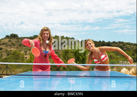 Due donne giocando a ping-pong all'aperto Foto Stock