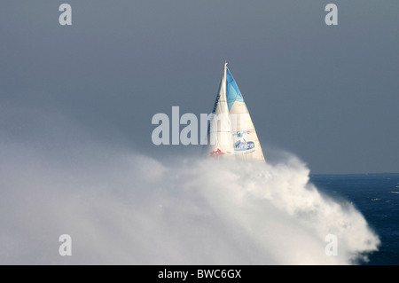 Jean Luc van den Heede arrivando a Oessant (Ushant) in una nuvola di spray, dopo record periplo di 122 giorni, 14 ore 3 Foto Stock