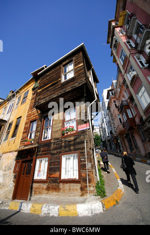 ISTANBUL, Turchia. Una tradizionale casa in legno su BOGAZKESEN CADDESI nel Tophane - Beyoglu distretto della città. 2010. Foto Stock