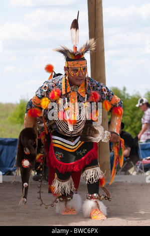 Maschio adulto ballerino, 2° annuale mondiale Chicken Dance campionati, Blackfoot attraversando il parco storico, Alberta, Canada Foto Stock