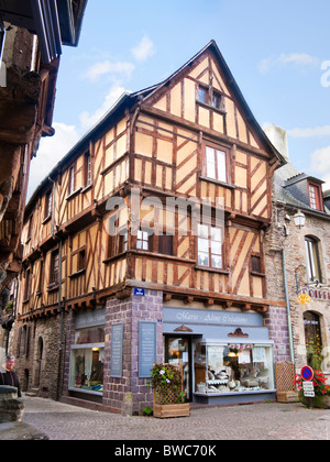 Brittany - graticcio francese medievale casa e bottega a Malestroit, Morbihan, in Bretagna, in Francia, in Europa Foto Stock