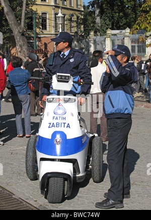 ISTANBUL, Turchia. 2 poliziotti, uno su un T3 valvola del circuito per la sterzatura di emergenza moto scooter elettrico, al di fuori di Haghia Sophia, quartiere di Sultanahmet. 2010. Foto Stock