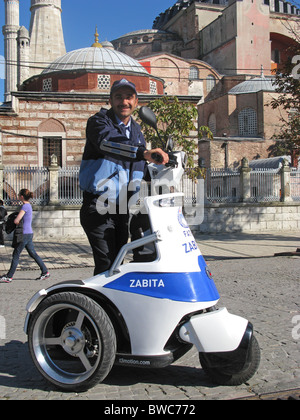 ISTANBUL, Turchia. Un poliziotto su un T3 movimento valvola del circuito per la sterzatura di emergenza (electric stand-up) del veicolo al di fuori di Haghia Sophia nel quartiere di Sultanahmet. 2010 Foto Stock