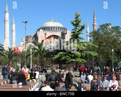 ISTANBUL, Turchia. I turisti al di fuori del Museo Hagia Sophia nel quartiere di Sultanahmet. 2010. Foto Stock