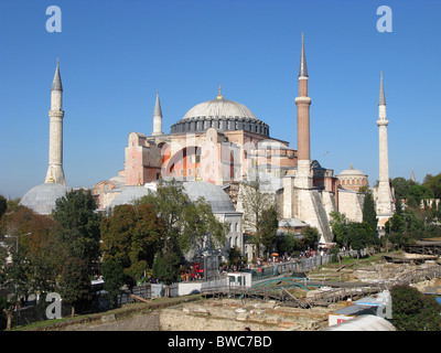 ISTANBUL, Turchia. Una vista di Hagia Sophia nel quartiere di Sultanahmet, con scavi romani in primo piano. 2010. Foto Stock