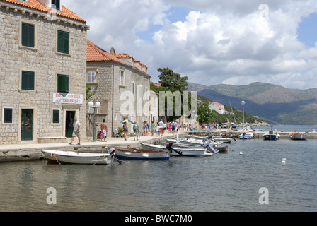 Una bella vista del porto del villaggio Sudurad sull'isola di Sipan, isole Elafiti. L'isola di Sipan è la più grande delle... Foto Stock