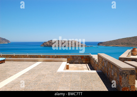 Vista sull'isola di Spinalonga da hotel di lusso, Creta, Grecia Foto Stock