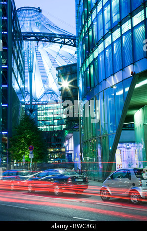 Auto sentieri di luce sulla strada di notte, con Potsdamer Platz e dal Sony Center di Berlino, Brandeburgo, Germania Foto Stock