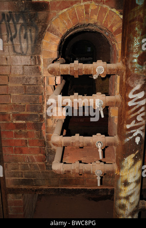 La formazione di ruggine e decadendo le tubazioni di alimentazione in corrispondenza degli abbandonati Don Valley fabbrica in muratura. Foto Stock