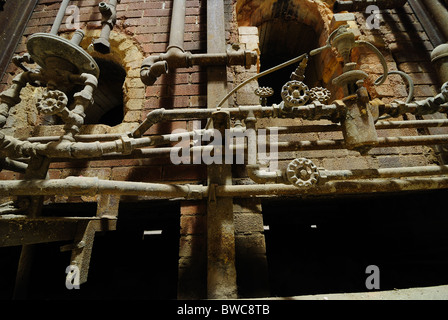 Resti di tubazioni e i forni utilizzati per la fabbricazione di mattoni nella storica Don Valley laterizi in fabbrica a Toronto in Canada Foto Stock