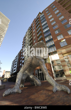 Il Micheal cristiana scultura di metallo Koilos, visto nella sua ex posizione della distilleria distretto turistico a Toronto in Canada Foto Stock