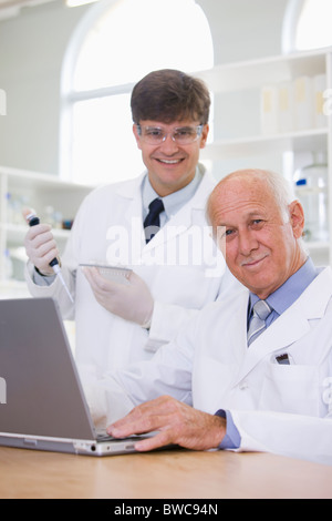 Ritratto di due scienziati maschio Foto Stock