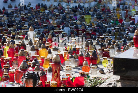 Candele funebri posto come un simbolo di lutto il giorno della cerimonia funebre per tutti coloro che sono morti in Smolensk catastrofe. Foto Stock