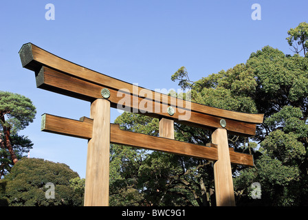 Porta di legno torii con stemma nazionale presso il Tempio di Meiji, Tokyo, Giappone, Asia Foto Stock