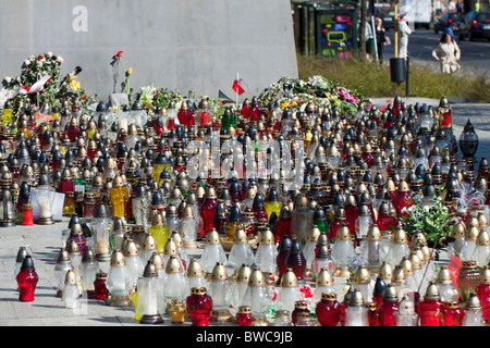 Candele funebri posto come un simbolo di lutto il giorno della cerimonia funebre per tutti coloro che sono morti in Smolensk catastrofe. Foto Stock