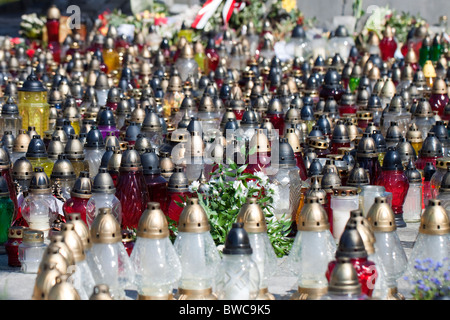 Candele funebri posto come un simbolo di lutto il giorno della cerimonia funebre per tutti coloro che sono morti in Smolensk catastrofe. Foto Stock