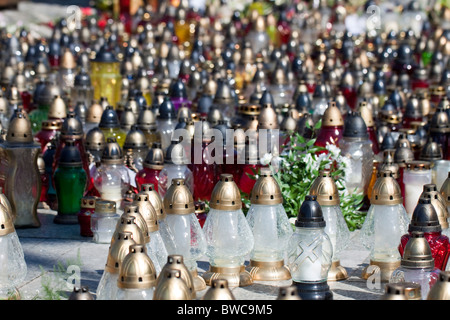 Candele funebri posto come un simbolo di lutto il giorno della cerimonia funebre per tutti coloro che sono morti in Smolensk catastrofe. Foto Stock