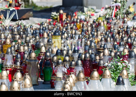 Candele funebri posto come un simbolo di lutto il giorno della cerimonia funebre per tutti coloro che sono morti in Smolensk catastrofe. Foto Stock