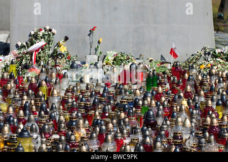 Candele funebri posto come un simbolo di lutto il giorno della cerimonia funebre per tutti coloro che sono morti in Smolensk catastrofe. Foto Stock