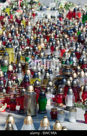 Candele funebri posto come un simbolo di lutto il giorno della cerimonia funebre per tutti coloro che sono morti in Smolensk catastrofe. Foto Stock