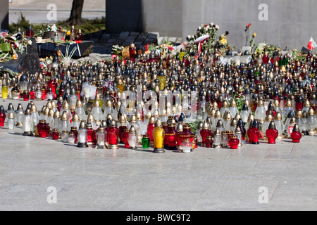 Candele funebri posto come un simbolo di lutto il giorno della cerimonia funebre per tutti coloro che sono morti in Smolensk catastrofe. Foto Stock