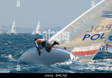 Mateusz Kusznierewicz di Polonia competere nel quarto round dell'uomo con una singola mano Dinghy Finn, ai Giochi Olimpici di Atene, GRE Foto Stock