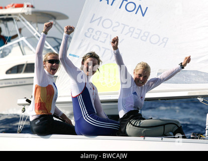 Donne Yngling equipaggio Shirley Robertson, Sarah Webb e Sarah Ayton celebrare dopo la vittoria in Gran Bretagna la prima Medaglia d'oro a t Foto Stock