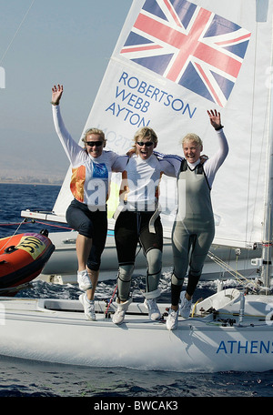 Donne Yngling equipaggio Shirley Robertson, Sarah Webb e Sarah Ayton celebrare dopo la vittoria in Gran Bretagna la prima Medaglia d'oro a t Foto Stock