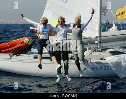 Donne Yngling equipaggio Shirley Robertson, Sarah Webb e Sarah Ayton celebrare dopo la vittoria in Gran Bretagna la prima Medaglia d'oro a t Foto Stock