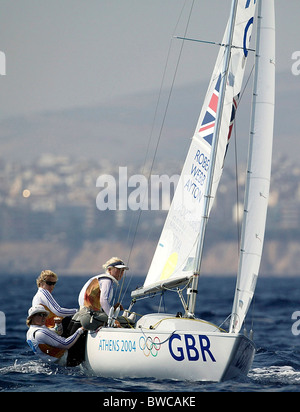 Donne Yngling equipaggio Shirley Robertson, Sarah Webb e Sarah Ayton celebrare dopo la vittoria in Gran Bretagna la prima Medaglia d'oro a t Foto Stock