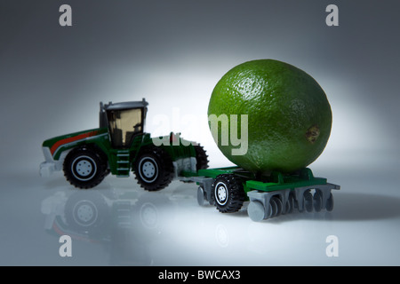 Un giocattolo carrello con frutta sul retro per mostrare il trasporto di fattoria in un astratto modo creativo Foto Stock