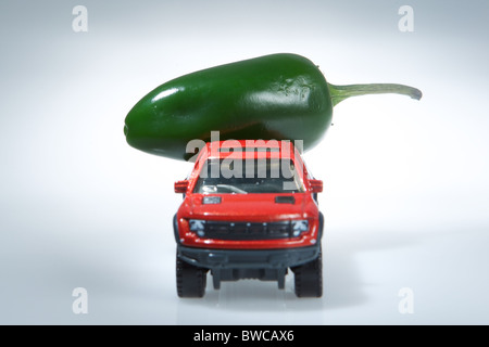 Un giocattolo carrello con frutta sul retro per mostrare il trasporto di fattoria in un astratto modo creativo Foto Stock