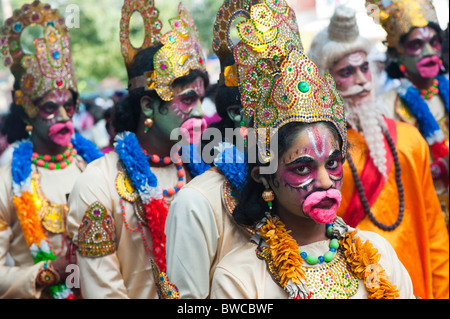 Indian festival degli artisti di strada vestiti da Hanuman, a Sathya Sai Baba ottantacinquesimo compleanno celebrazioni a Puttaparthi, Andhra Pradesh, India Foto Stock