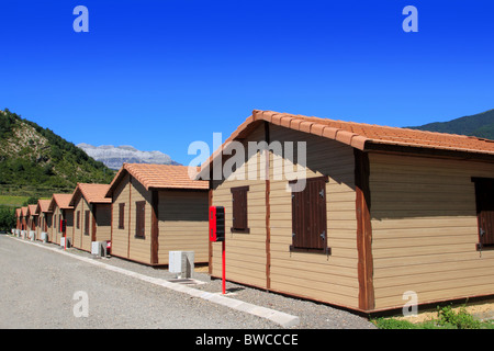 Bungalow in legno case in area camping nei Pirenei Foto Stock